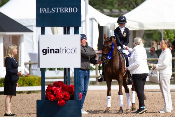 Price giving ceremony Angelina Brink & Ceramonte B with Jan Brink