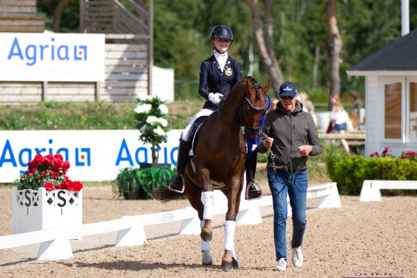 Price giving ceremony Angelina Brink & Ceramonte B with Jan Brink