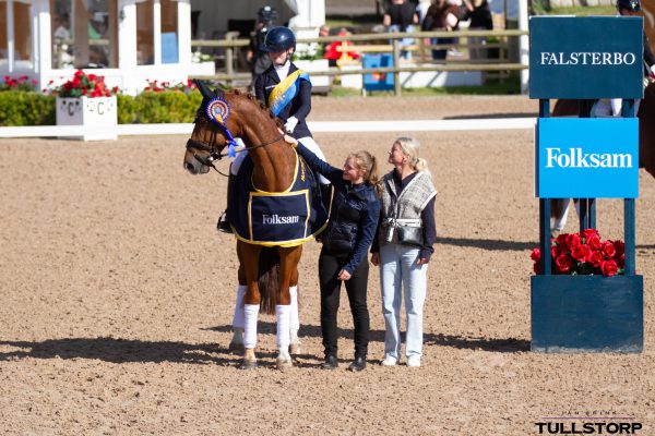 Price giving ceremony Jessie Johansson & Dalton with groom Ebba Sandberg and horse owner Eva Schiller