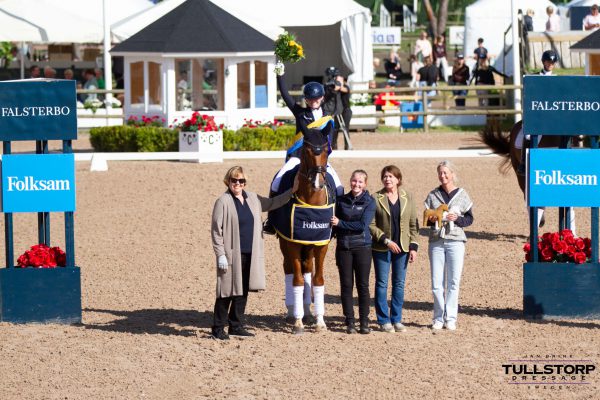 Price giving ceremony Jessie Johansson & Dalton with groom Ebba Sandberg and horse owner Eva Schiller